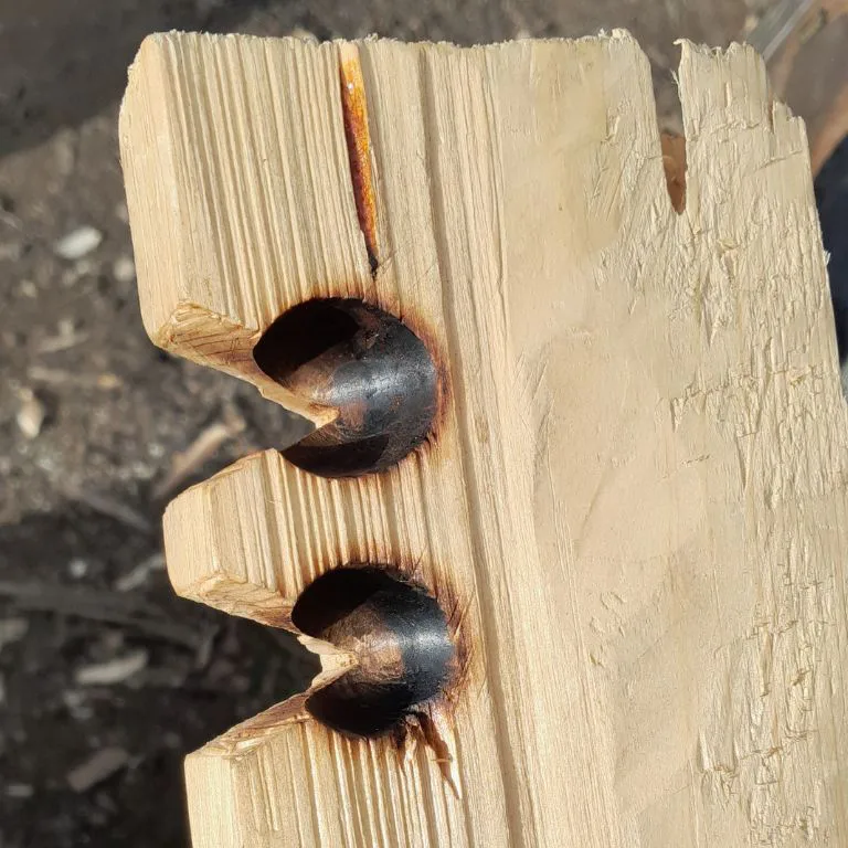 Bohrbrett mit Brandmulden vom Feuerbohren