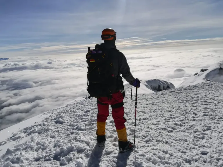 Bergsteiger im Schnee über den Wolken