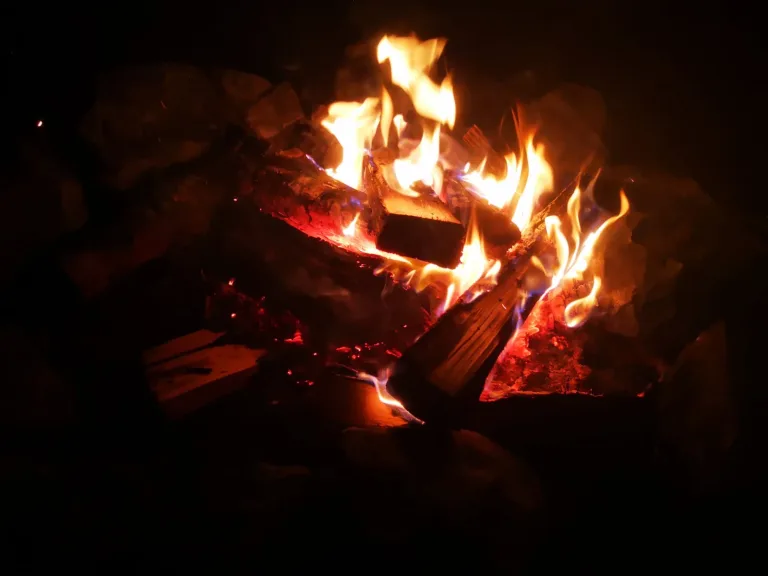 Brennendes Lagerfeuer in der Dunkelheit