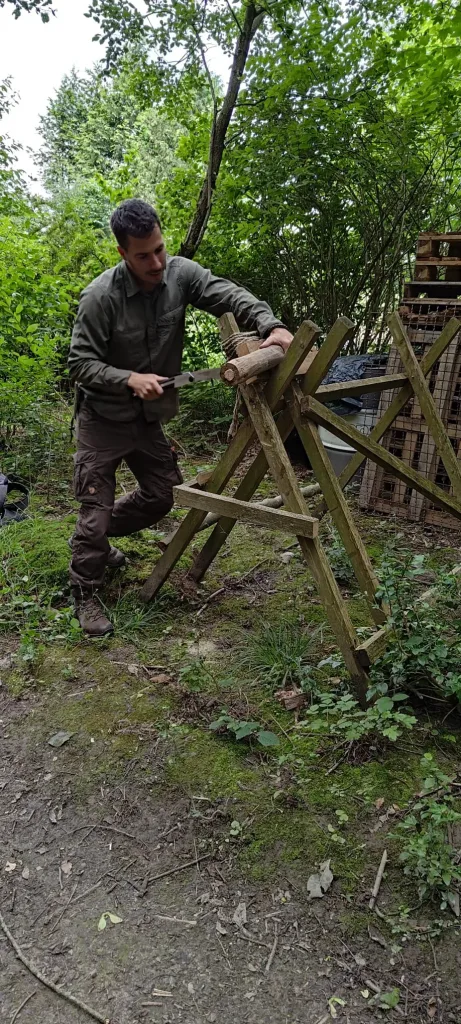 Bau eines Unterschlupfs aus Naturmaterialien im Wald