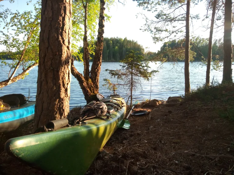 Kajak am Ufer eines Sees in Schweden