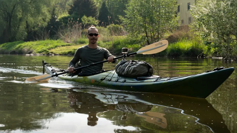 Jörn Metzler im Kajak auf einem Fluss