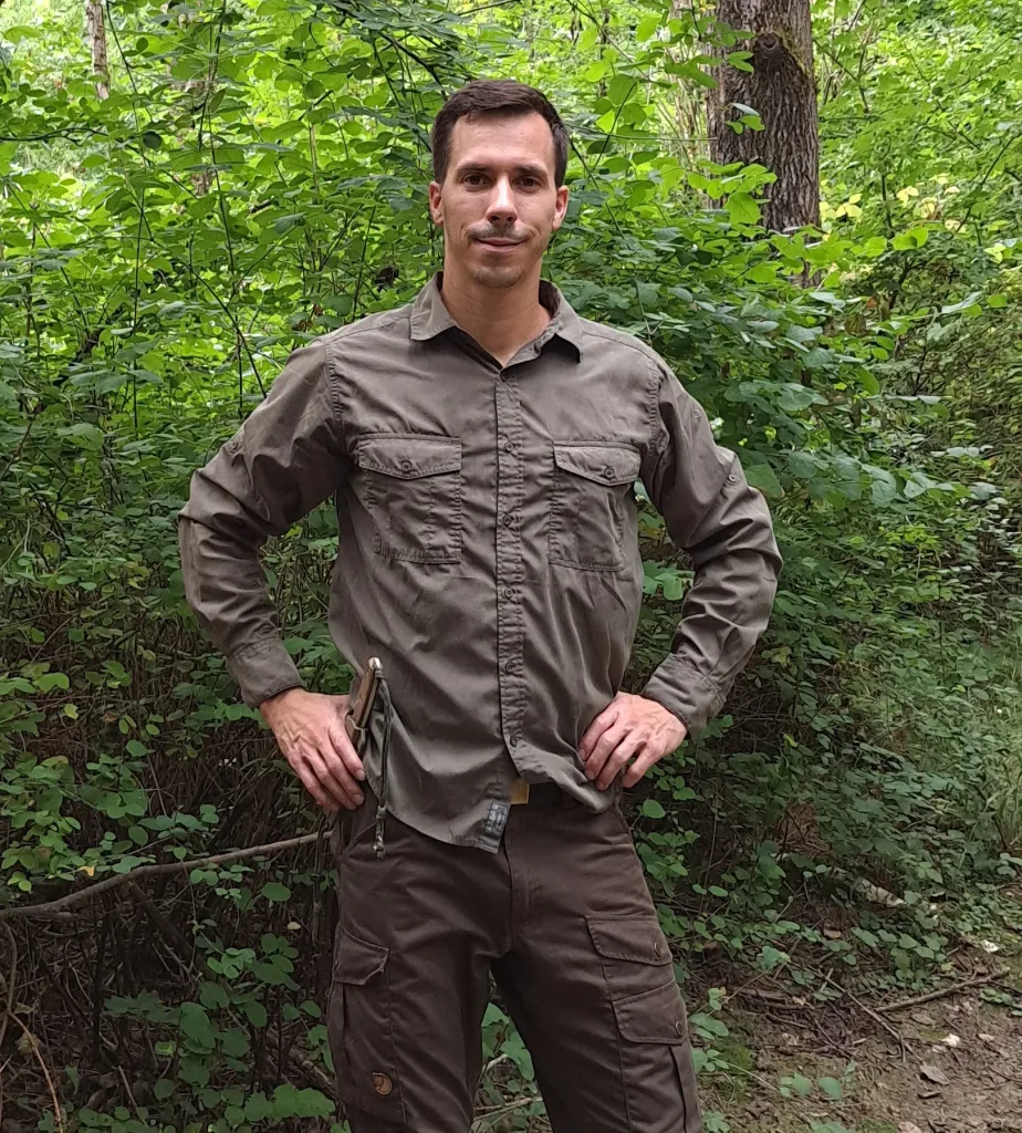Jörn Metzler in Outdoor-Kleidung im Wald